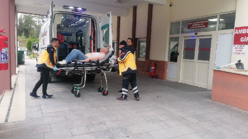 Antalya'da arabanın içinde silahla vuruldu
