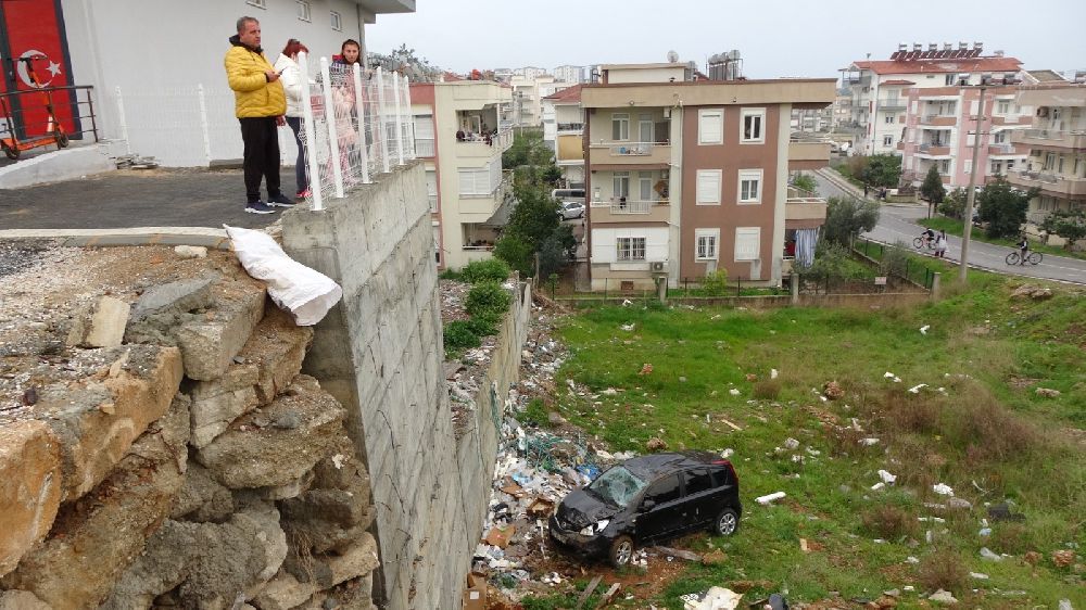 Antalya'da araç kontrolden çıkıp aşağıya uçtu