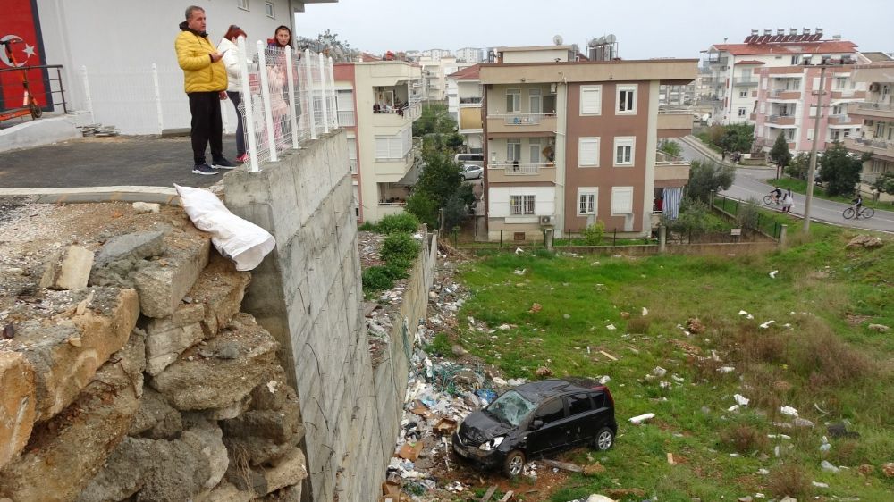 Antalya'da araç kontrolden çıkıp aşağıya uçtu