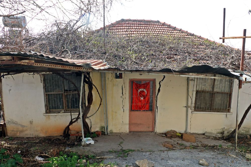 Antalya’da eğik evlerde diken üstünde yaşam