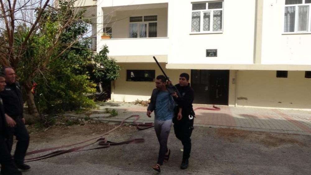 Antalya'da evi ateşe verip,  ekiplere ecel teri döktüren şahıs tutuklandı