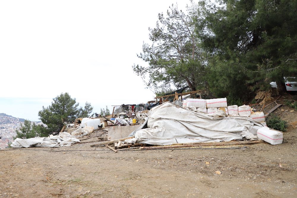 Antalya'da hazine arazisini işgal eden baraka boşaltıldı