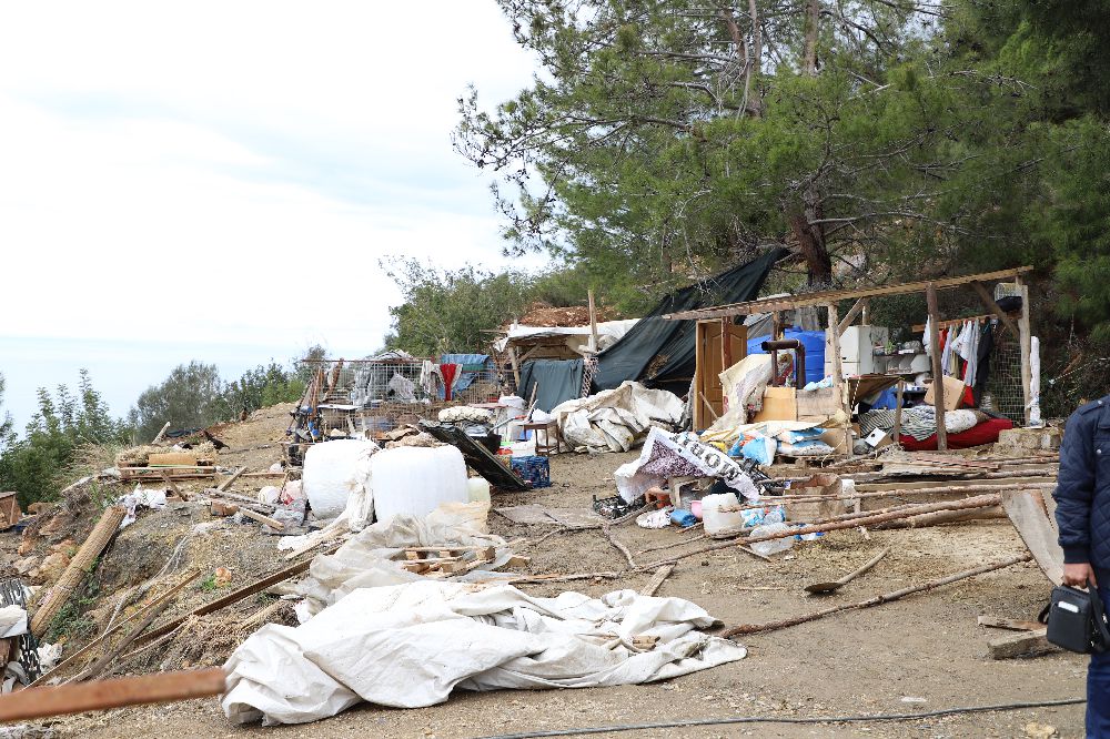 Antalya'da hazine arazisini işgal eden baraka boşaltıldı