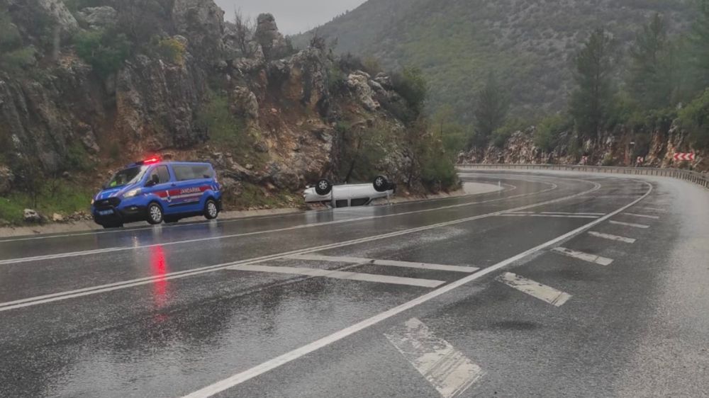 Antalya'da iki ayrı kaza; 6 yaralı