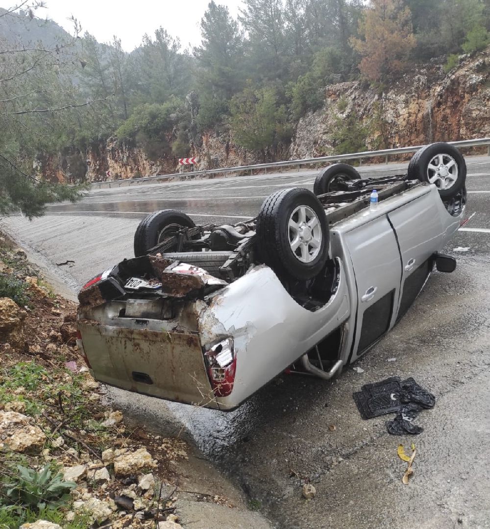Antalya'da iki ayrı kaza; 6 yaralı