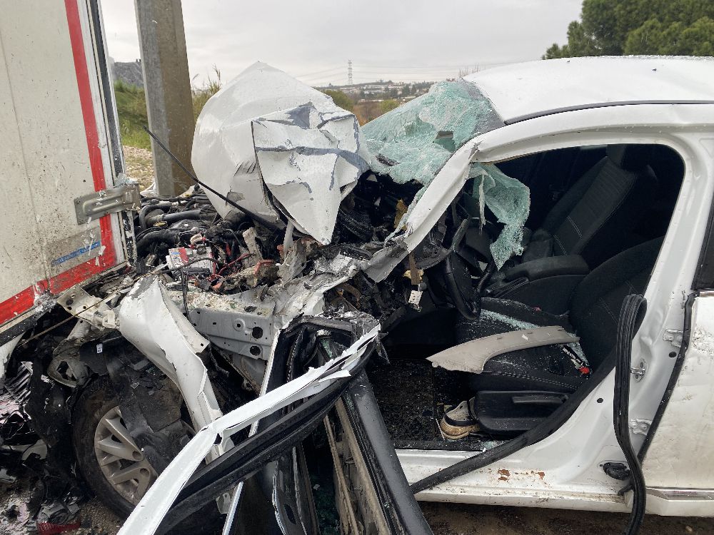 Antalya'da kaza 1 yaralı; araç hurdaya döndü