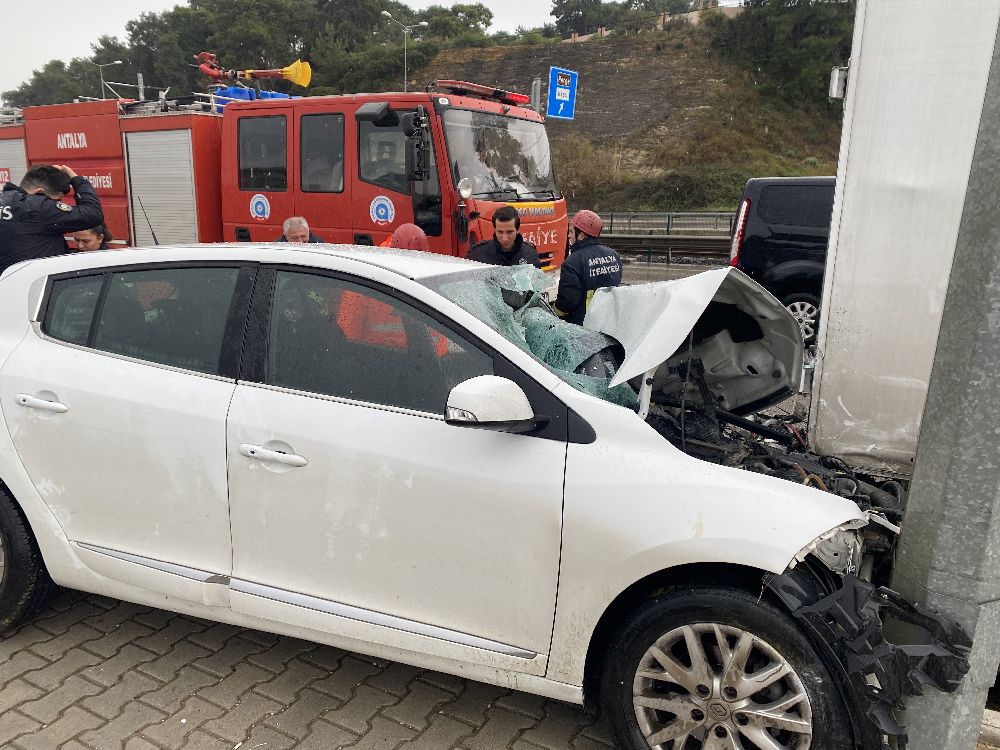 Antalya'da kaza 1 yaralı; araç hurdaya döndü