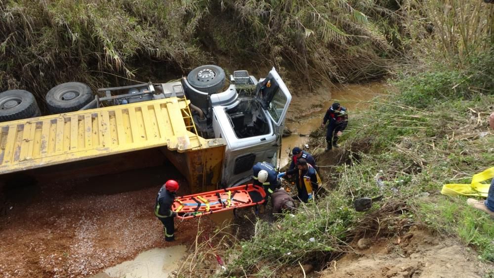 Antalya'da kaza 1 yaralı; Belediyeye ait kamyon dereye uçtu