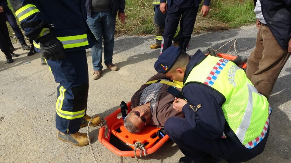 Antalya'da kaza 1 yaralı; Belediyeye ait kamyon dereye uçtu