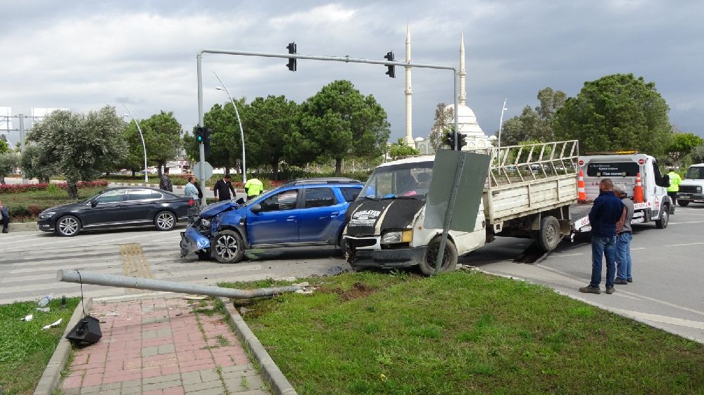 Antalya'da kaza 1 yaralı Kamyonet otomobille çarpıştı