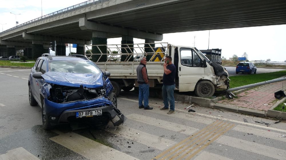 Antalya'da kaza 1 yaralı Kamyonet otomobille çarpıştı