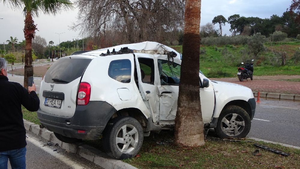 Antalya'da kaza 1 yaralı; palmiyeye çarptı