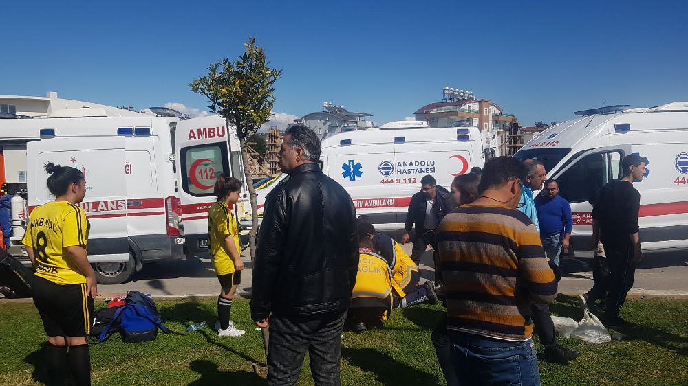 Antalya'da kaza 5 yaralı; Okul servisi ile kamyon çarpıştı