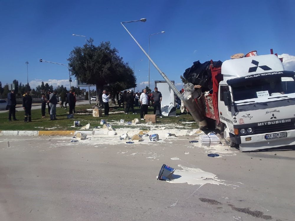 Antalya'da kaza 5 yaralı; Okul servisi ile kamyon çarpıştı