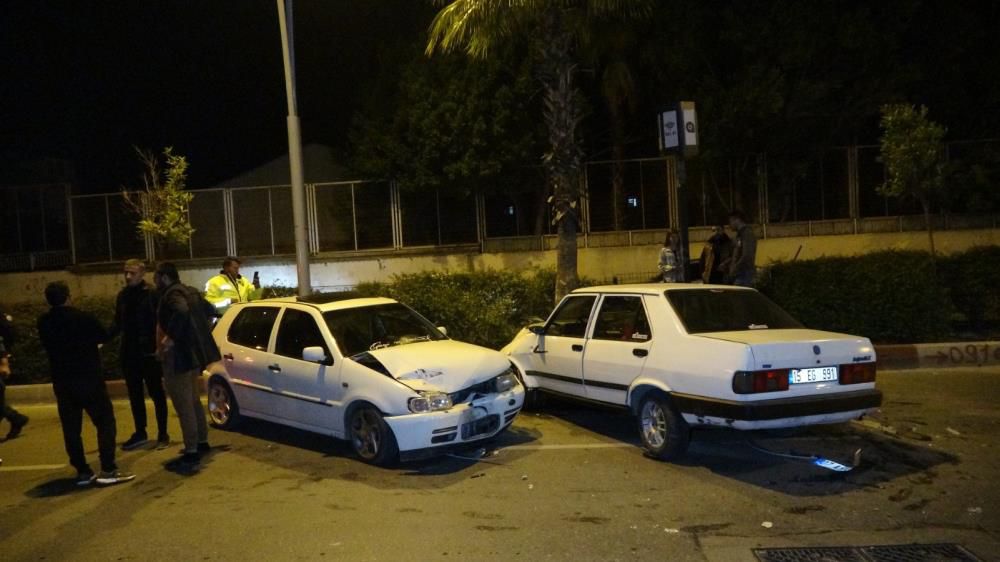 Antalya'da kaza Alkollü sürücü ağaca çarparak durabildi