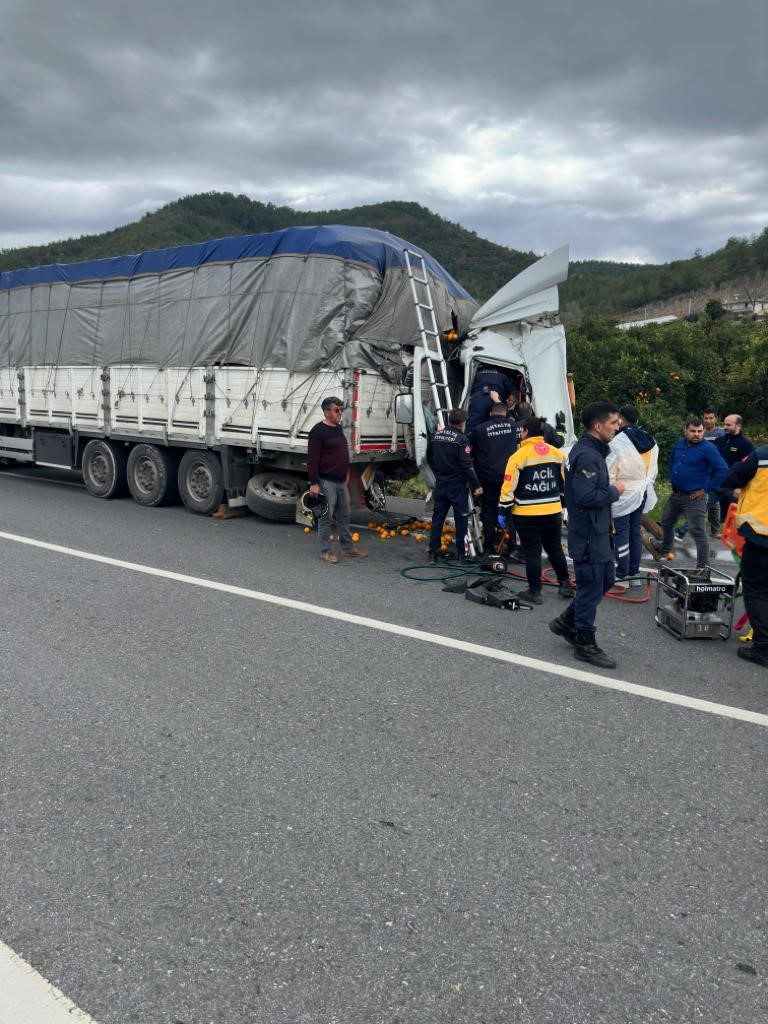 Antalya'da kaza; Tıra arkadan çarptı güçlükle çıkarıldı