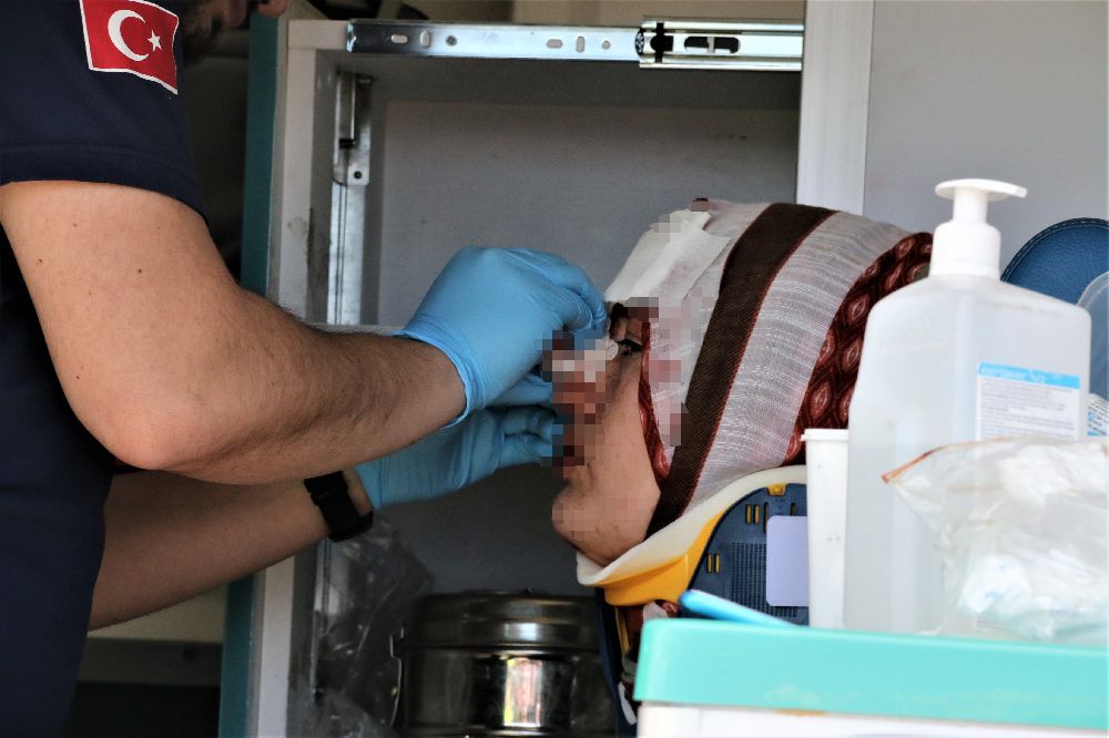 Antalya'da kazada yaralı baba, çocuğunu yanından ayırmadı
