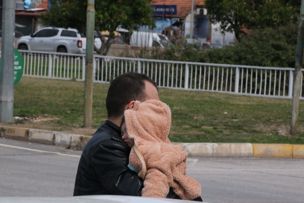 Antalya'da kazada yaralı baba, çocuğunu yanından ayırmadı