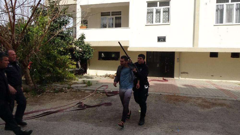 Antalya'da kriz geçirip evi ateşe verdi, ekiplere ecel teri döktürdü