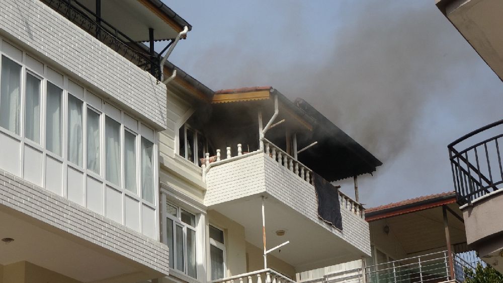 Antalya'da kriz geçirip evi ateşe verdi, ekiplere ecel teri döktürdü