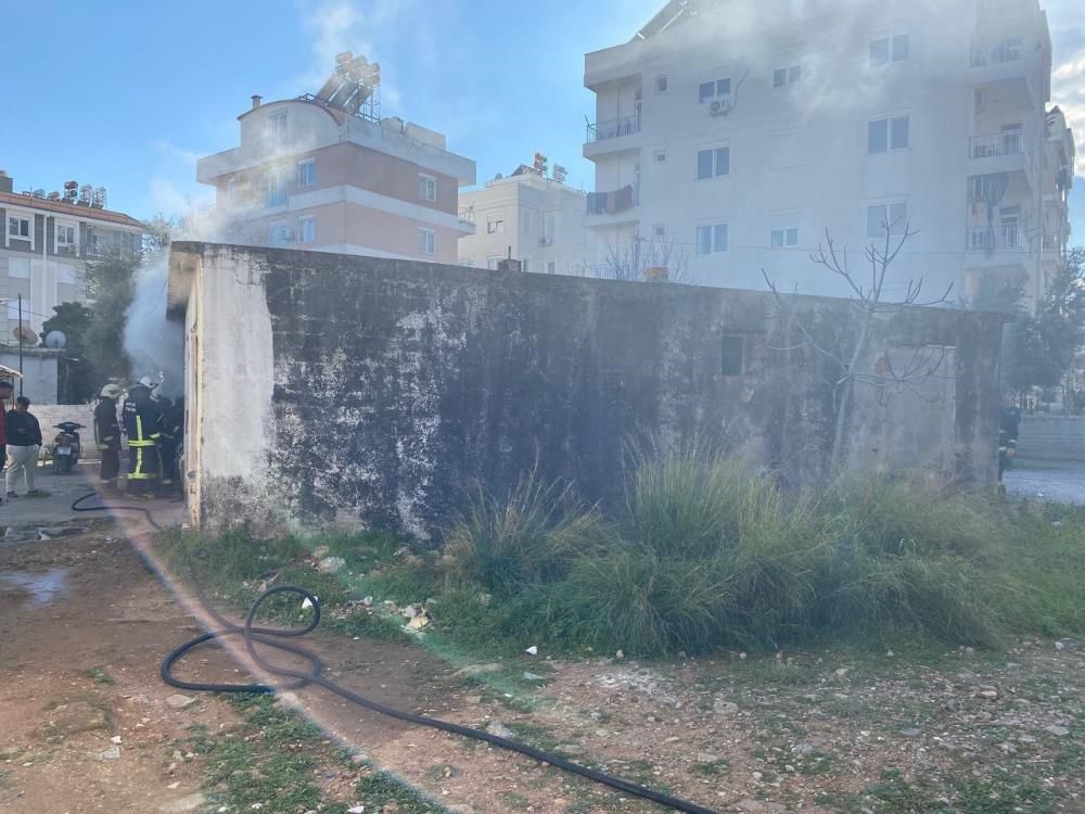 Antalya'da metruk binada yangın