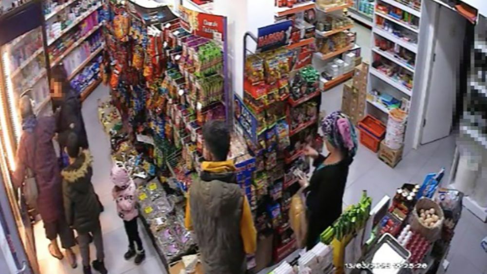 Antalya'da müşterinin dikkatini hırsızı yakalattı