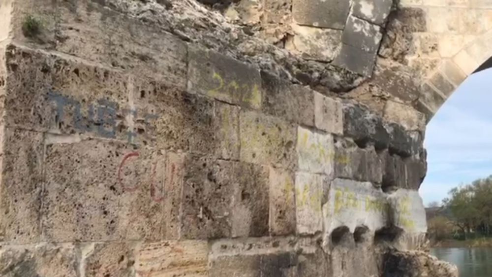 Antalya'da tarihi köprüde görsel kirlilik