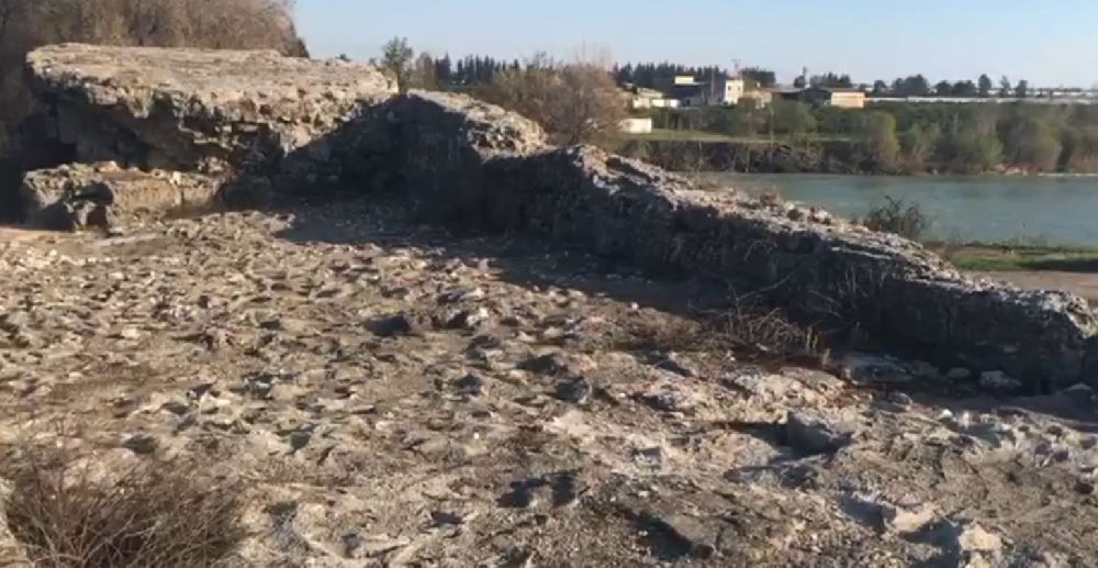 Antalya'da tarihi köprüde görsel kirlilik