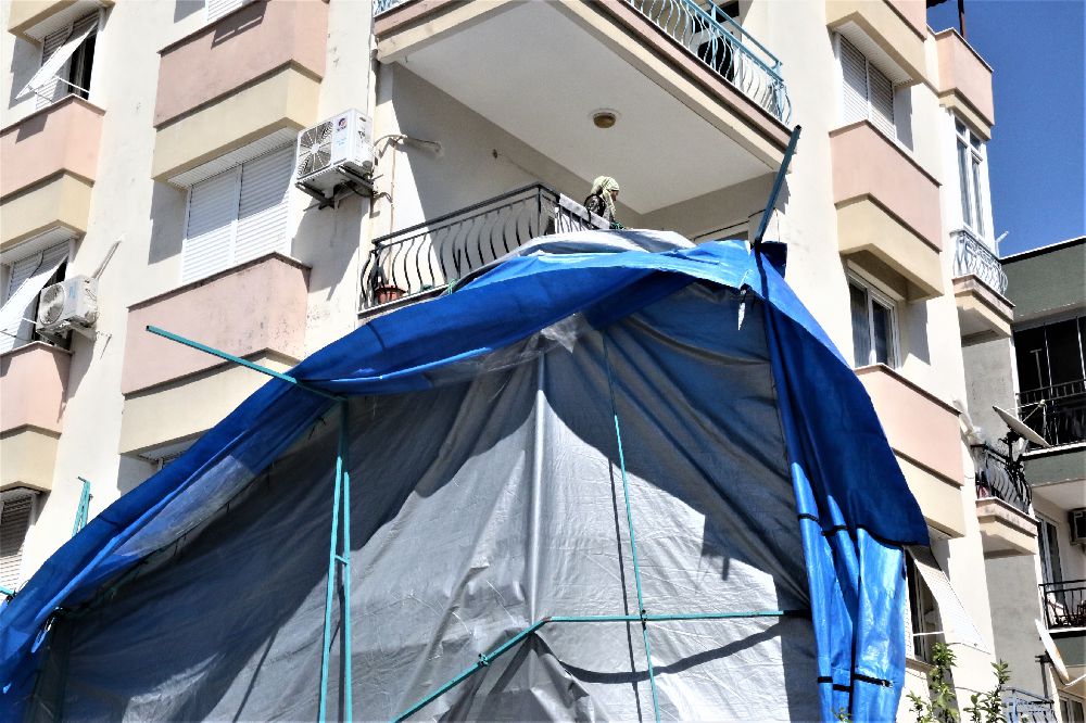 Antalya'da taziye çadırı rüzgara dayanamadı