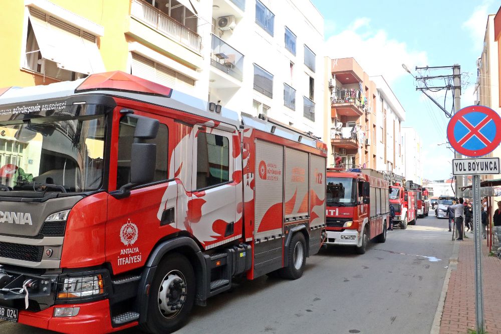 Antalya'da yanan dairede mahsur kaldı, ekipler kurtardı