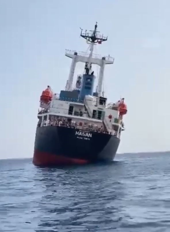 Antalya'da yük gemisindeki yükler kaydı, gemi yana doğru yattı