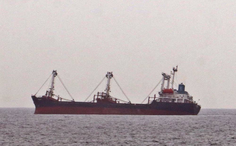 Antalya'da yük gemisindeki yükler kaydı, gemi yana doğru yattı