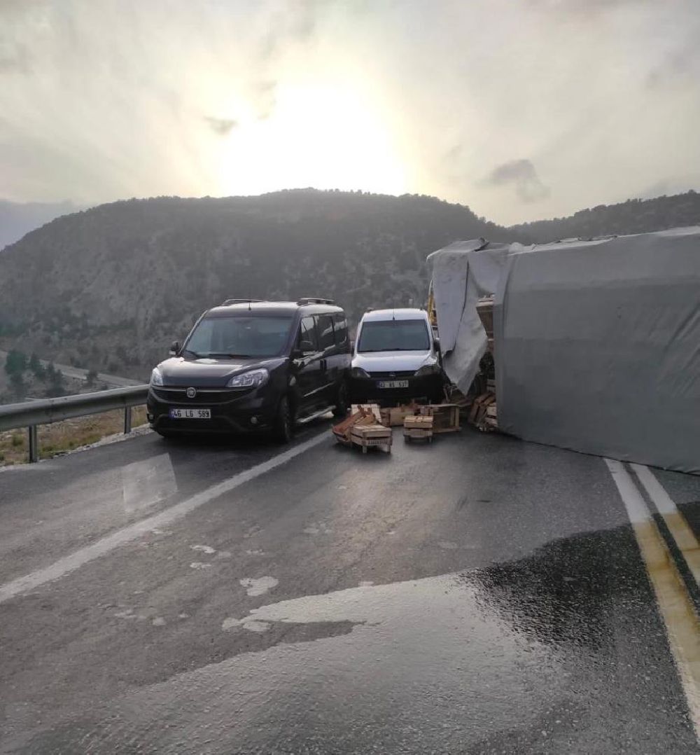 Antalya'da zincirleme kaza 2 yaralı