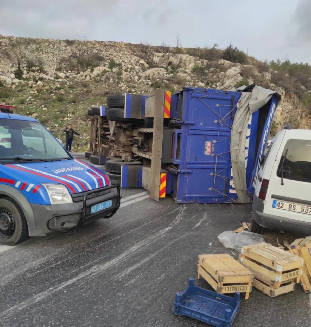 Antalya'da zincirleme kaza 2 yaralı