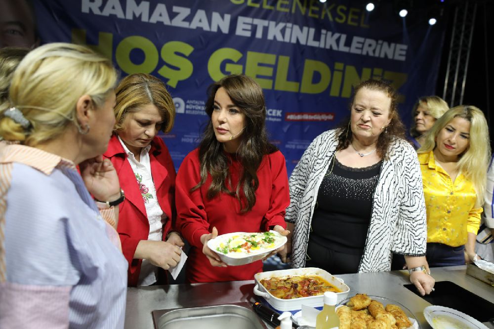 Antalya'nın yöresel lezzetleri Ramazan etkinliğinde tanıtıldı