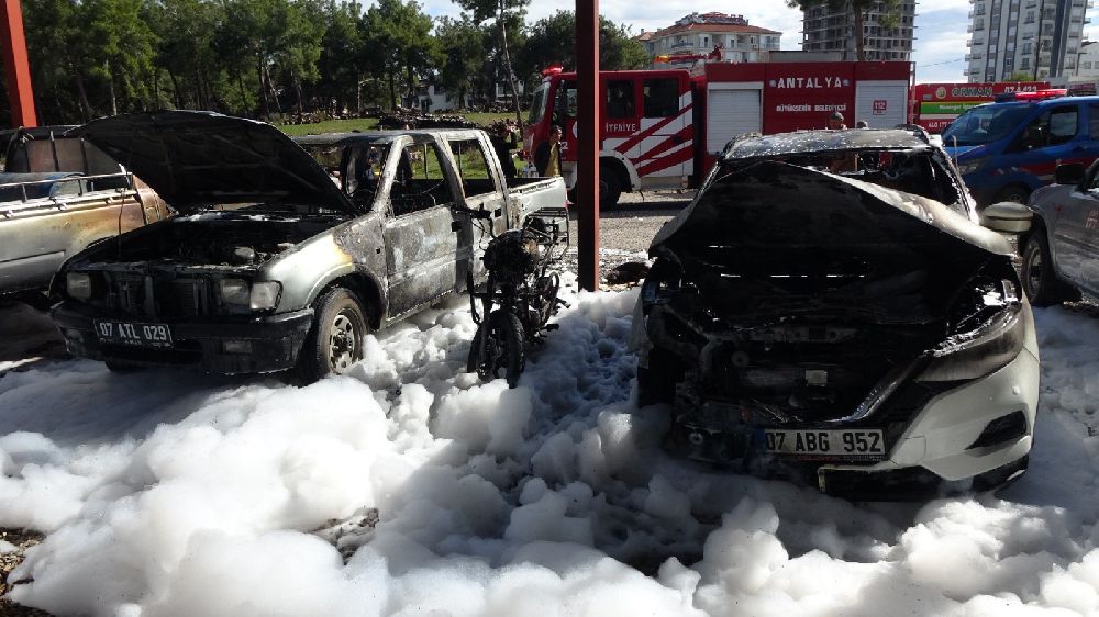 Antalya otoparktaki araçlar yanarak kullanılamaz hale geldi