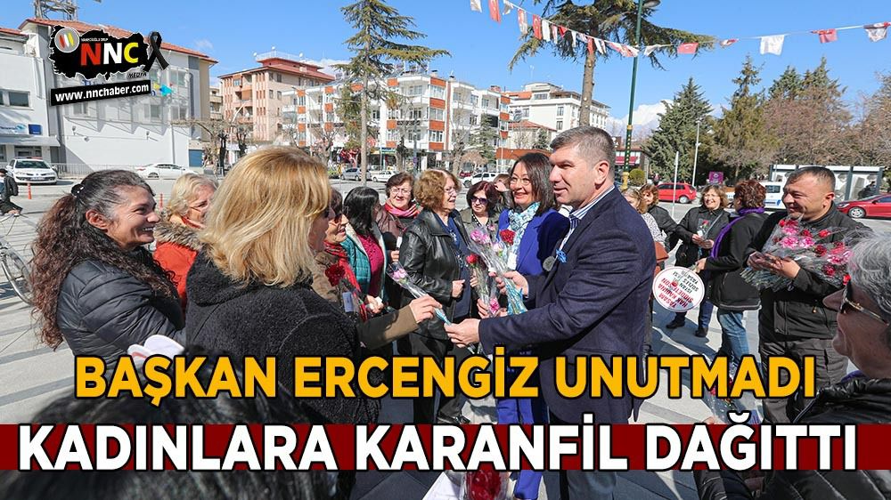Başkan Ercengiz'den Kadınlara karanfil