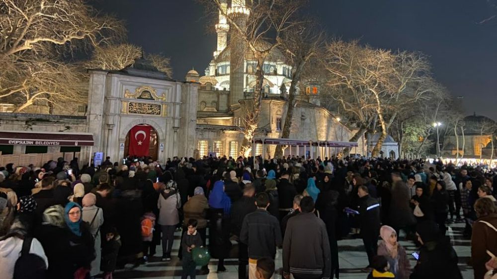 Berat Kandili’nde vatandaşlar Eyüp Sultan Camii’ne akın etti