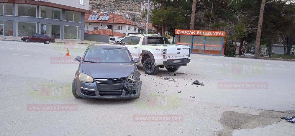 Bucak'ta kavşakta kaza; 2 yaralı