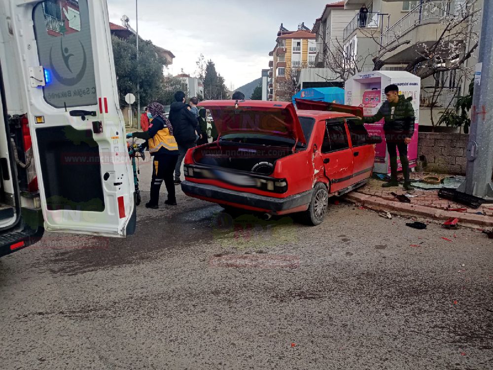 Bucak'ta kaza 2 yaralı; Kavşakta çarpıştılar