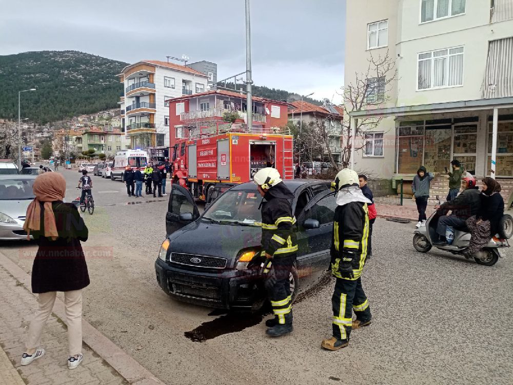 Bucak'ta kaza 2 yaralı; Kavşakta çarpıştılar