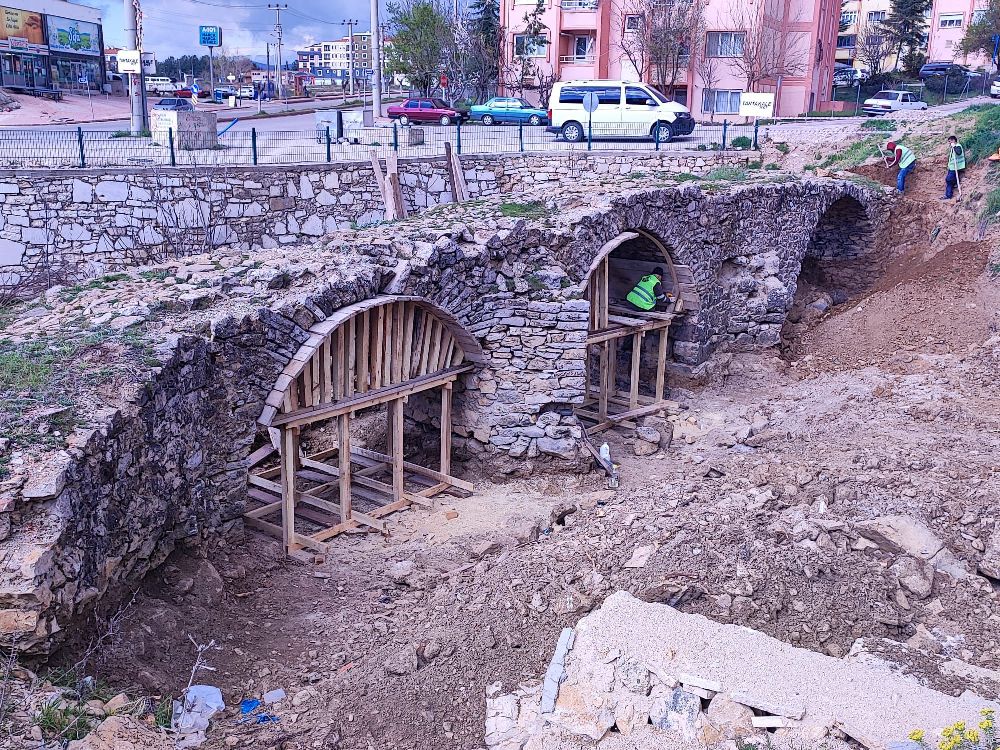 Bucak'ta tarihi onaç köprüsü restorasyonu başladı