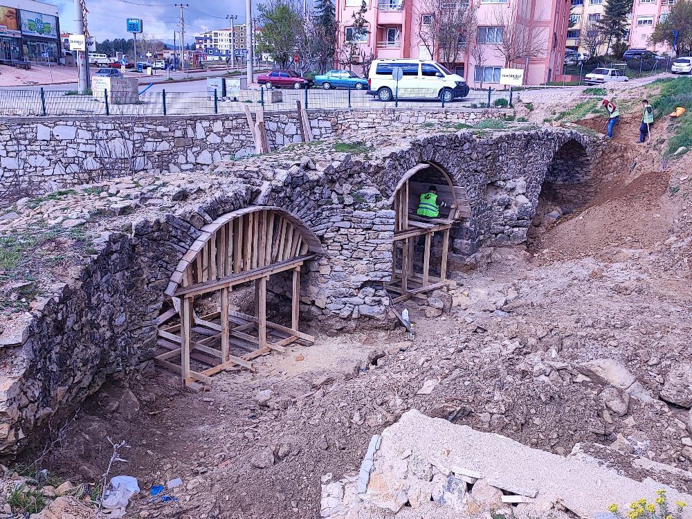 Bucak'ta tarihi onaç köprüsü restorasyonu başladı