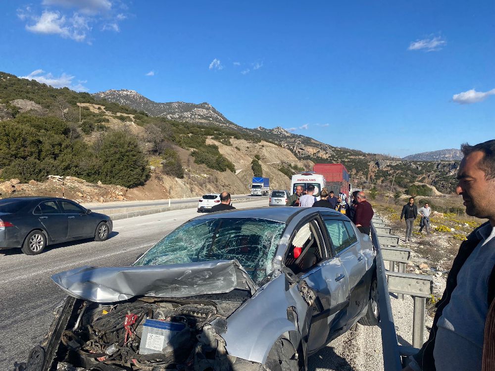 Burdur Antalya karayolu kaza 1 yaralı; kamyonla çarpıştı