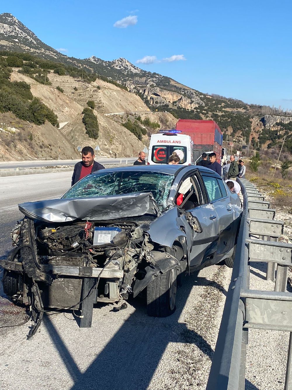 Burdur Antalya karayolu kaza 1 yaralı; kamyonla çarpıştı