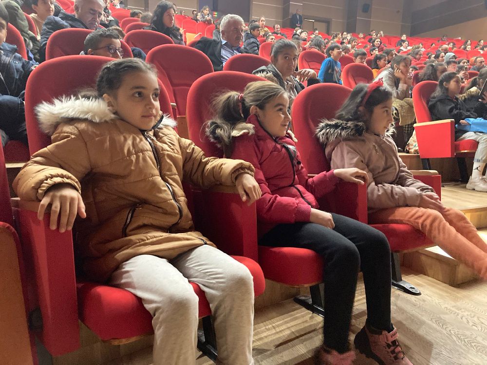 Burdur'da depremzede çocuklar Marmelat ile moral buldu