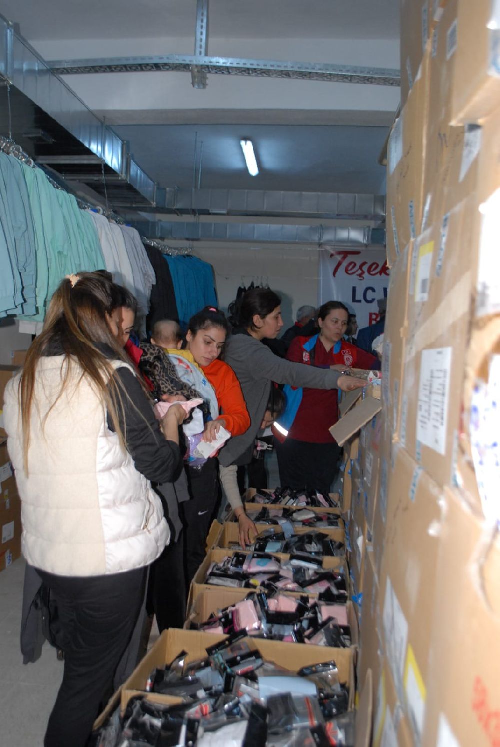 Burdur'da depremzedeler için sosyal market