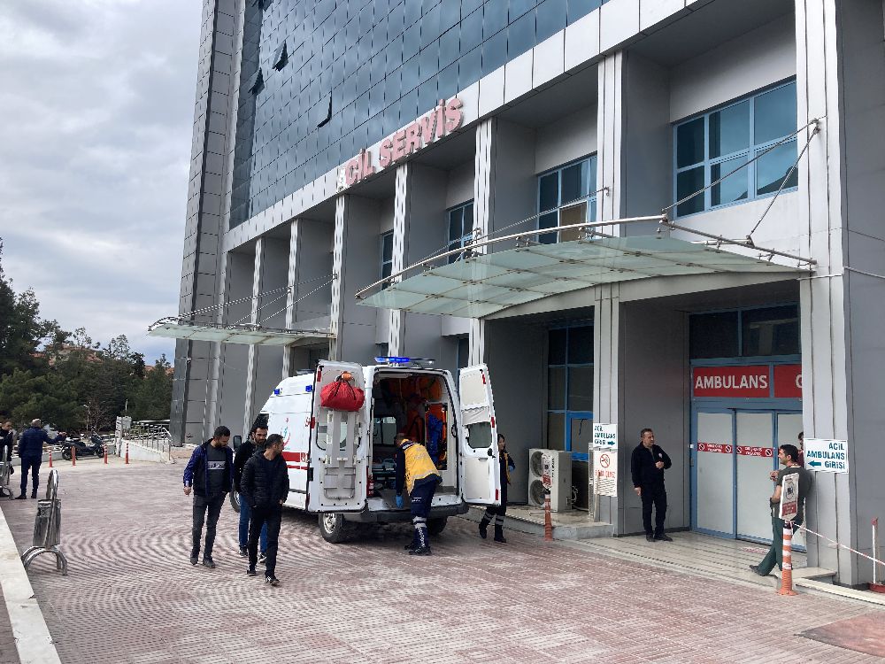 Burdur'da depremzedelerin kaldığı yurtta sigorta patladı 2 yaralı