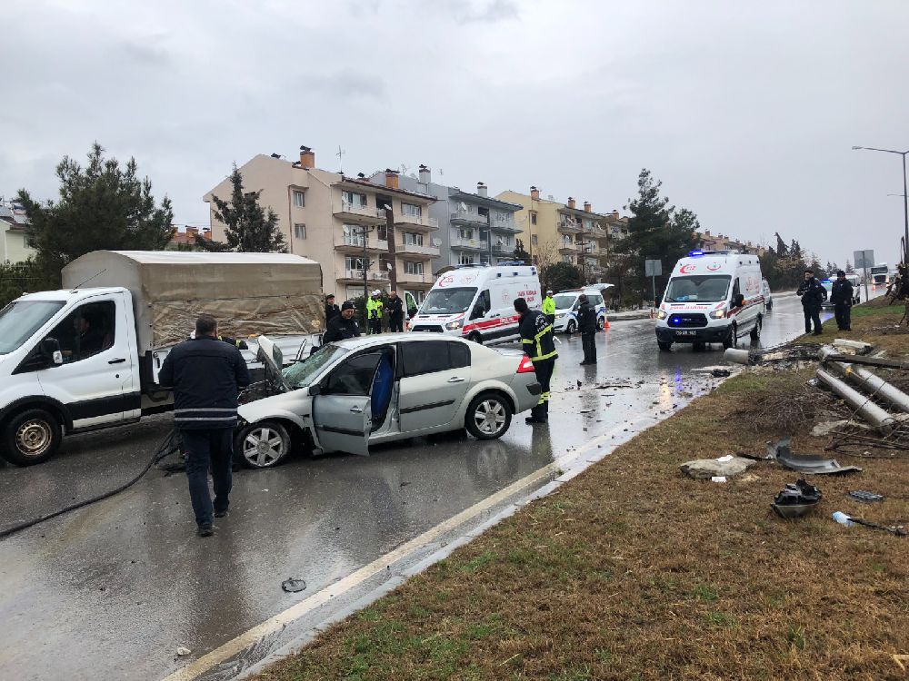 Burdur’da elektrik direğine çarpan araçtaki 5 kişi yaralandı