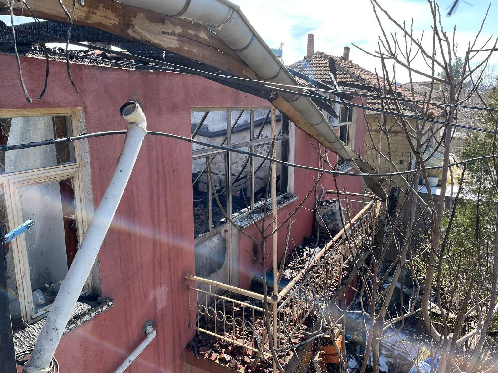 Burdur'da ev yangını; 2 ev yandı 1 yaralı